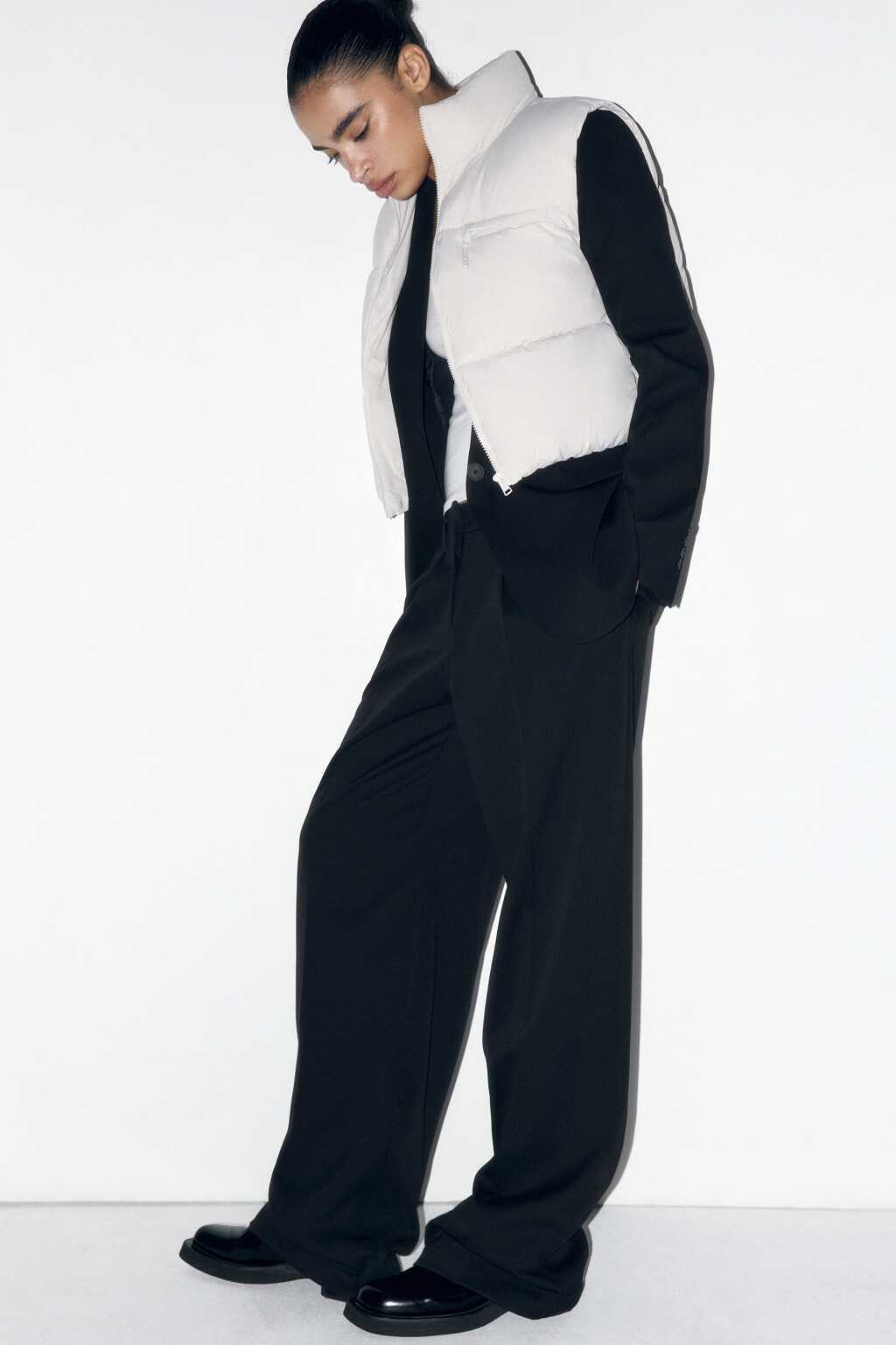 Жилет стеганый укороченный на утеплителе - цвет бежевый - 2