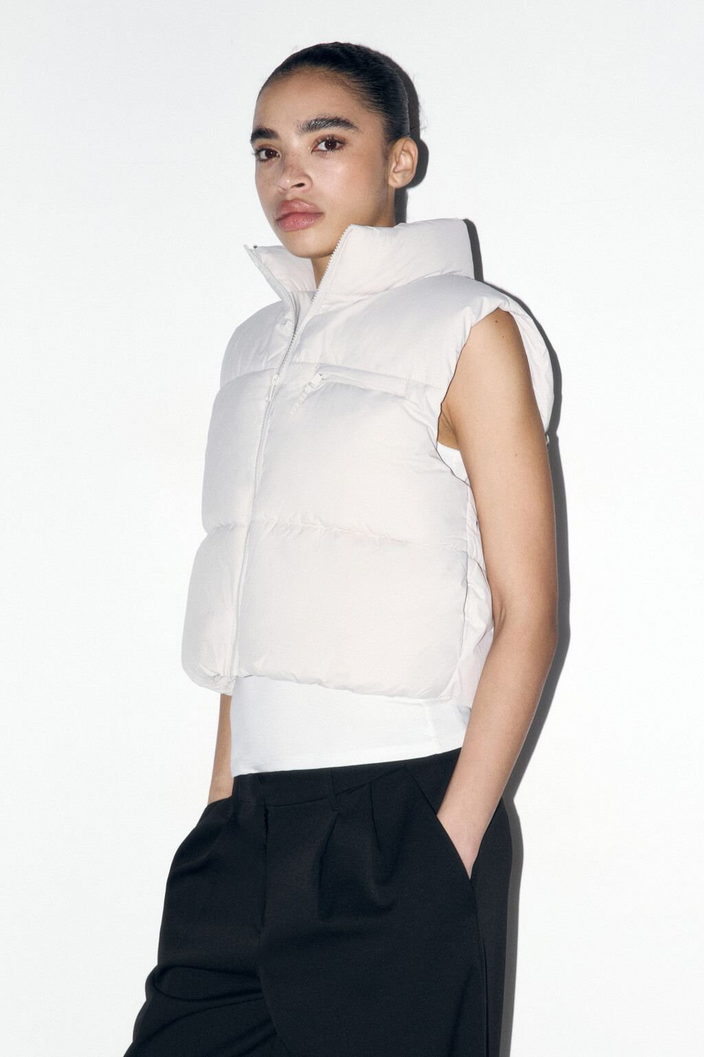 Жилет стеганый укороченный на утеплителе - цвет бежевый - 4