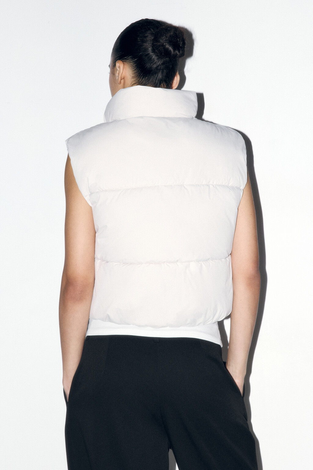 Жилет стеганый укороченный на утеплителе - цвет бежевый - 5