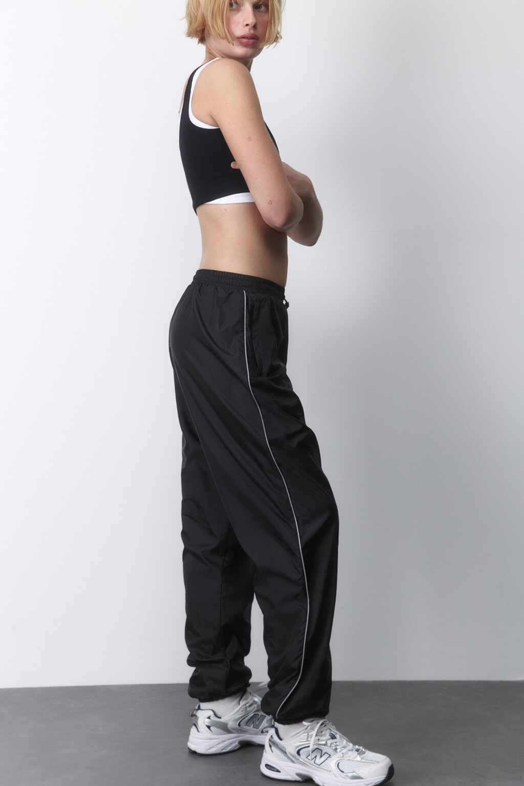 Брюки-джоггеры спортивные из гладкой плащевки - цвет черный - 1