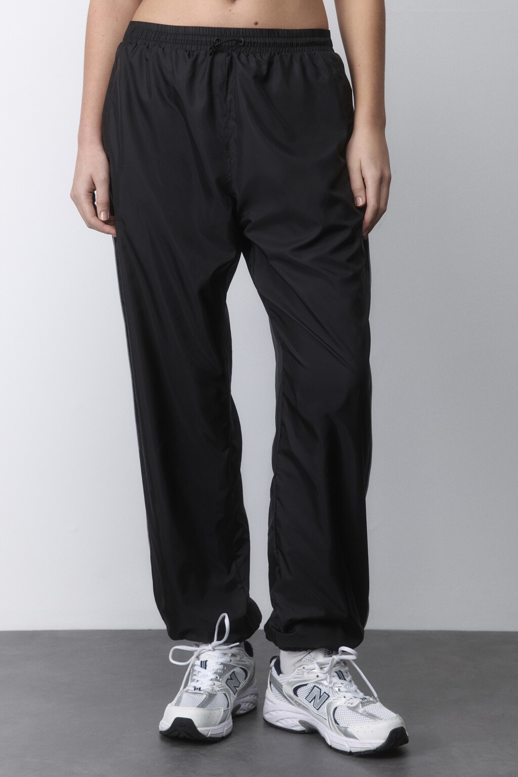 Брюки-джоггеры спортивные из гладкой плащевки - цвет черный - 2
