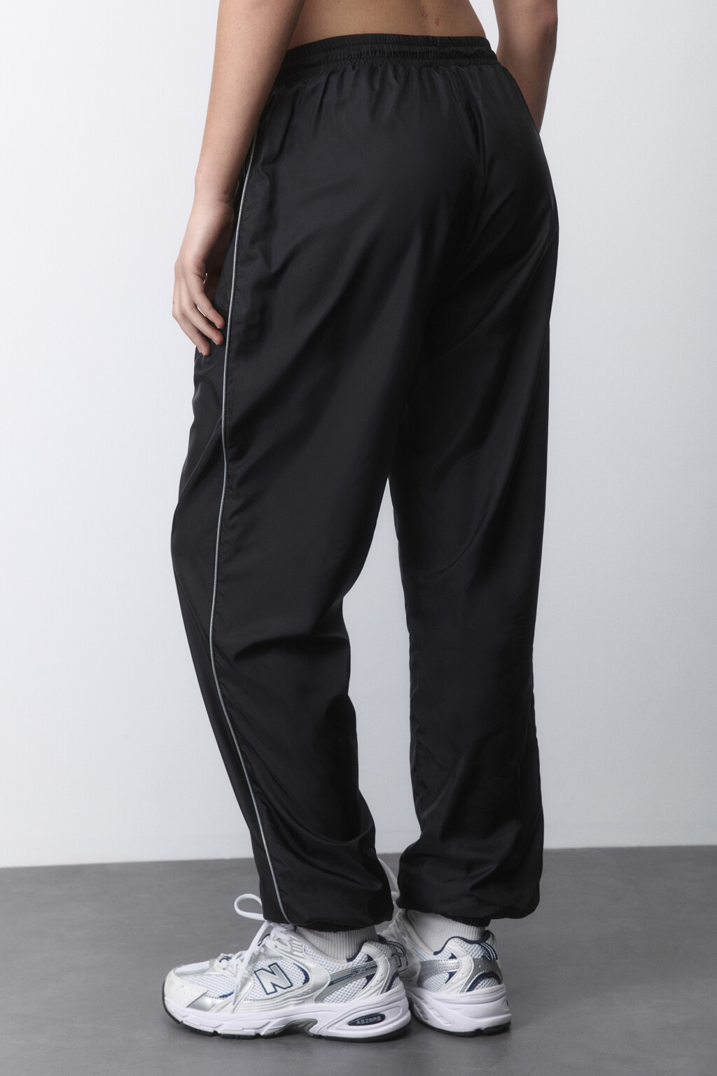 Брюки-джоггеры спортивные из гладкой плащевки - цвет черный - 3