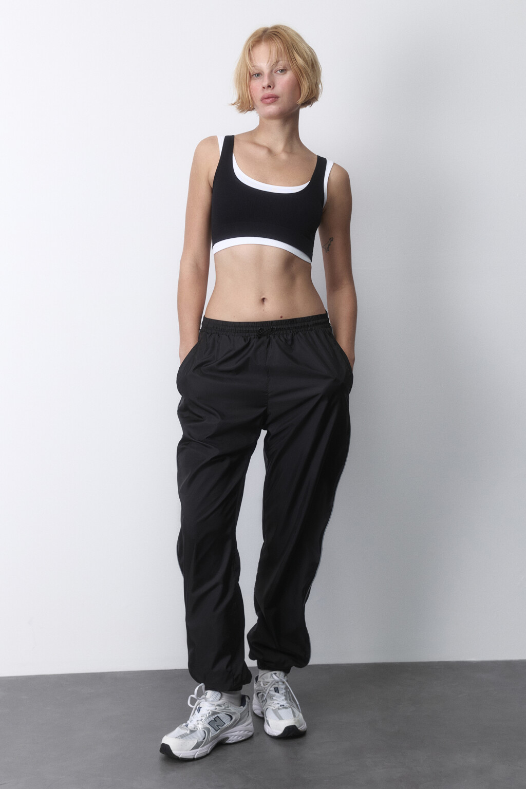 Брюки-джоггеры спортивные из гладкой плащевки - цвет черный - 4