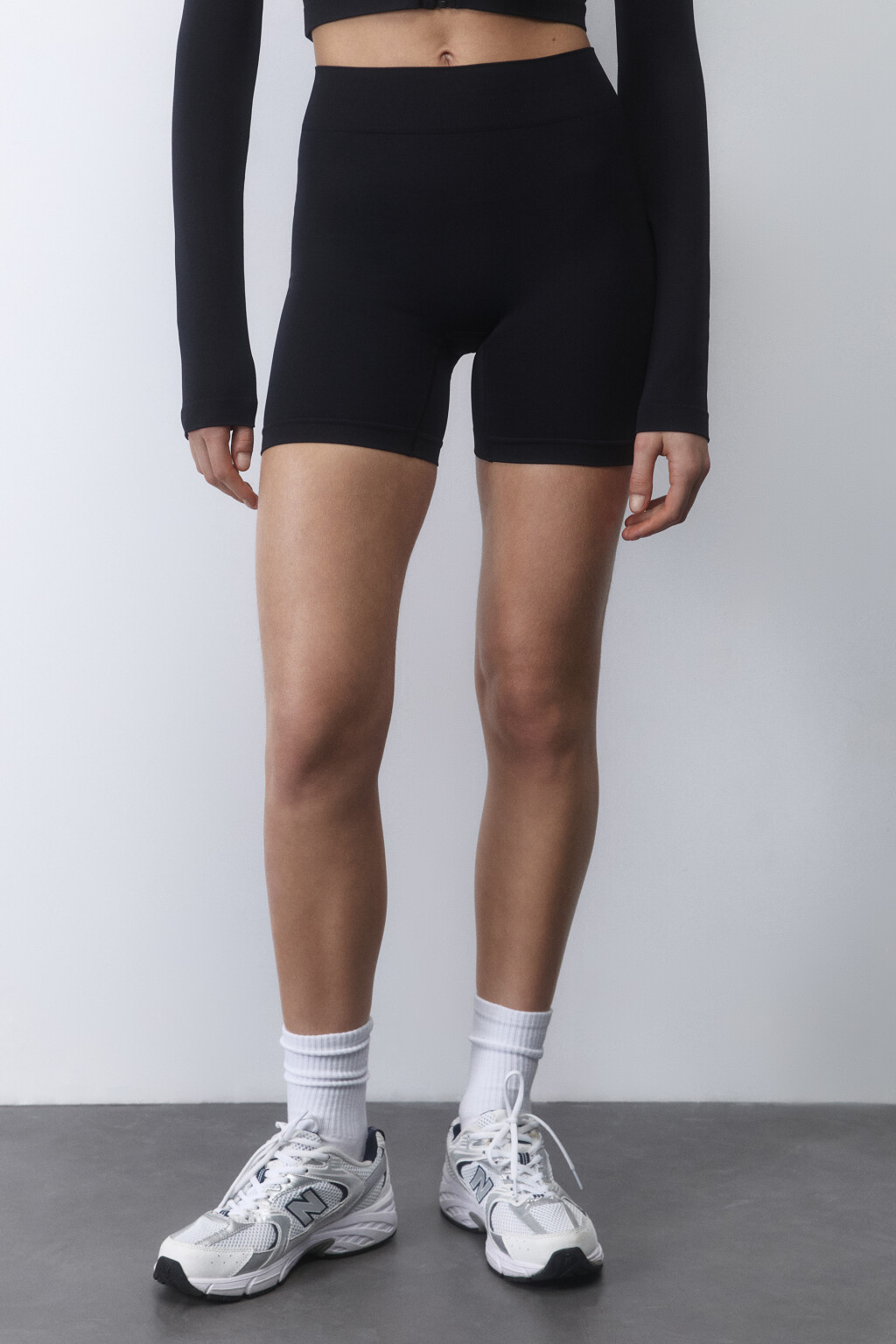 Шорты-велосипедки гладкие облегающие - цвет черный - 4