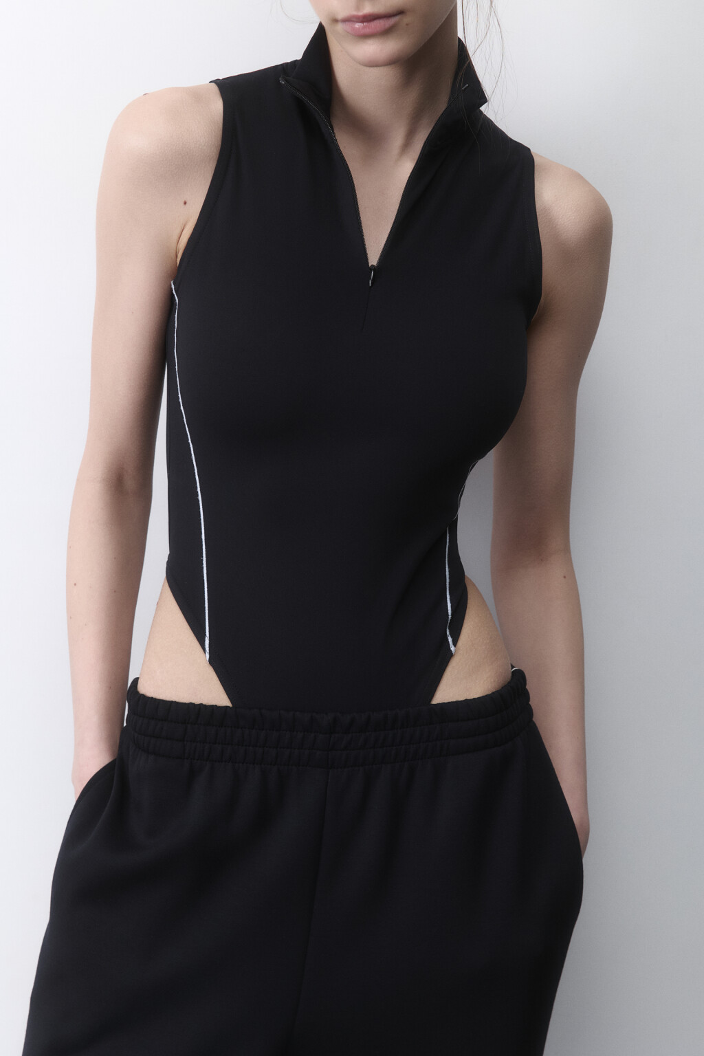 Боди спортивное с воротником на молнии - цвет черный - 3
