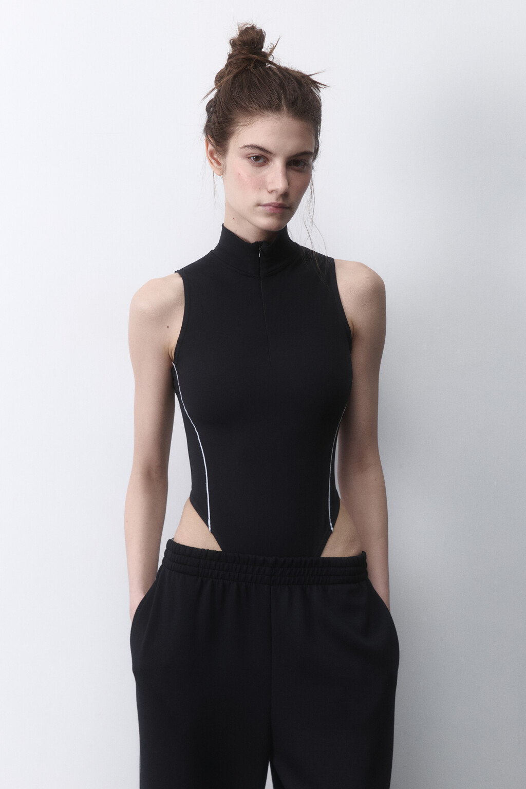 Боди спортивное с воротником на молнии - цвет черный - 4