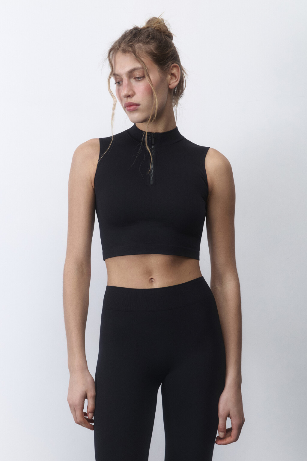 Топ спортивный с воротником на молнии - цвет черный - 4