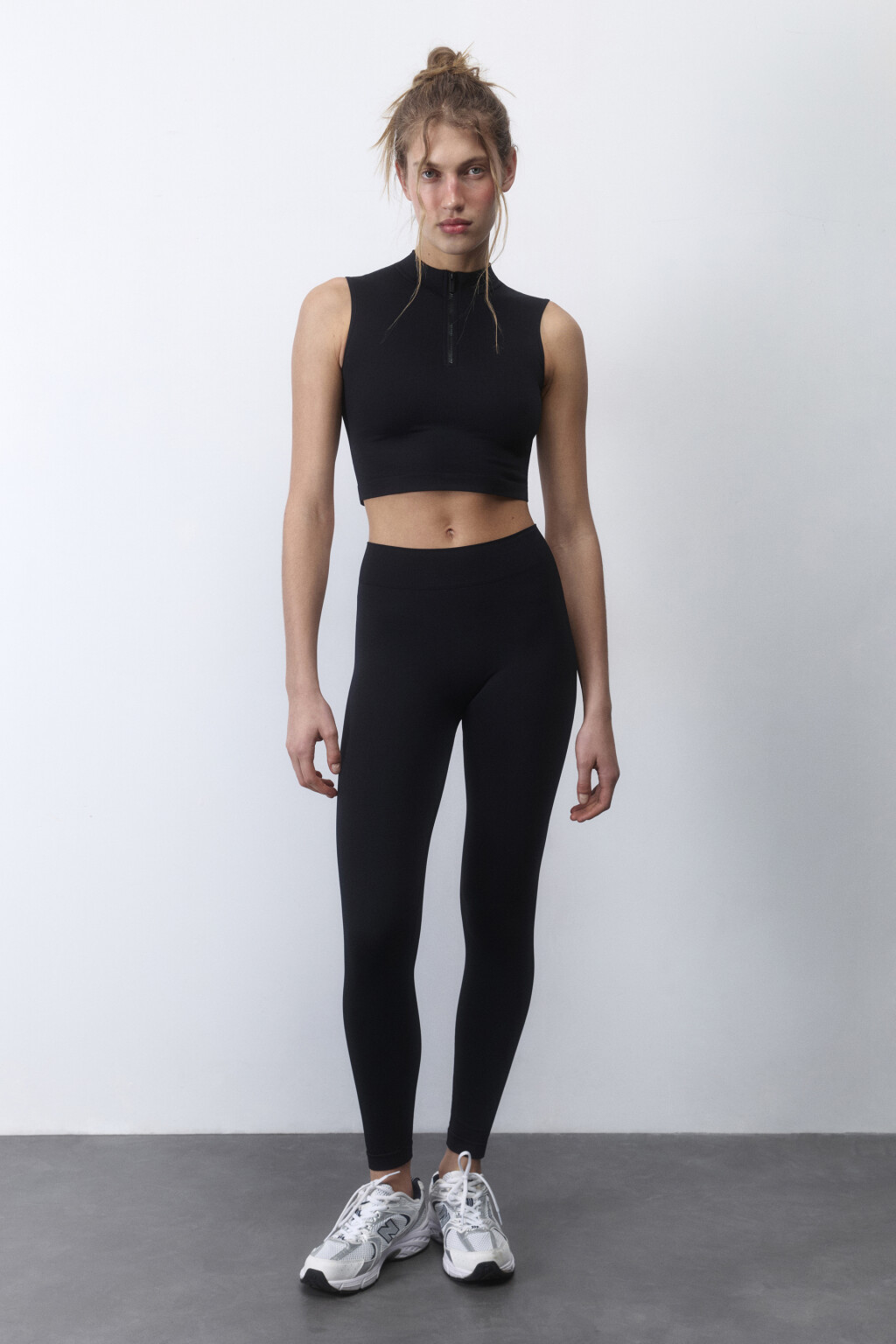 Топ спортивный с воротником на молнии - цвет черный - 6