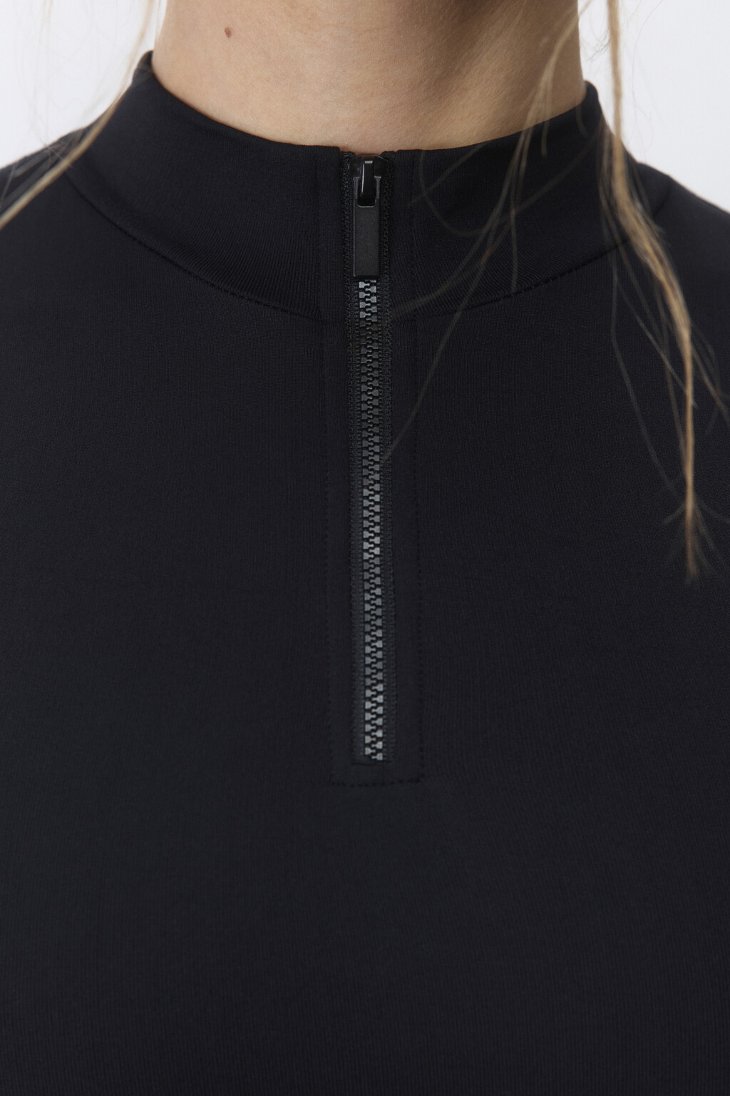 Топ спортивный с воротником на молнии - цвет черный - 7
