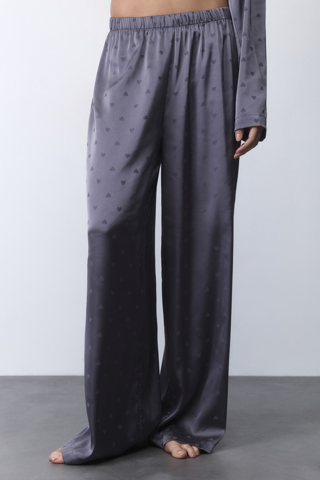 Брюки домашние атласные с сердечками - цвет серый - 2