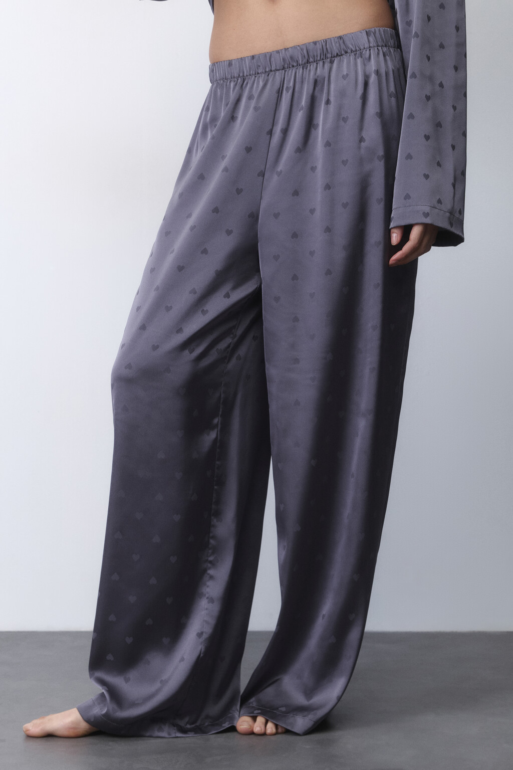 Брюки домашние атласные с сердечками - цвет серый - 3