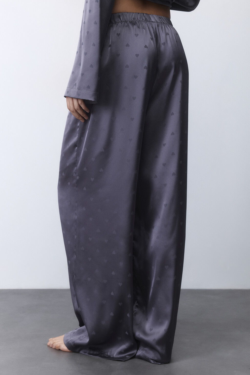 Брюки домашние атласные с сердечками - цвет серый - 4
