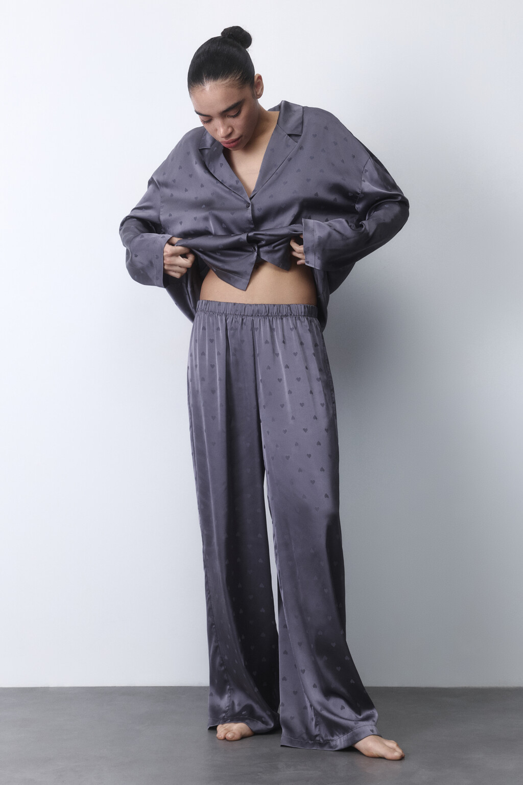 Брюки домашние атласные с сердечками - цвет серый - 5