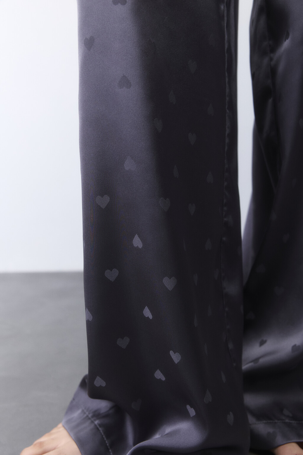 Брюки домашние атласные с сердечками - цвет серый - 7