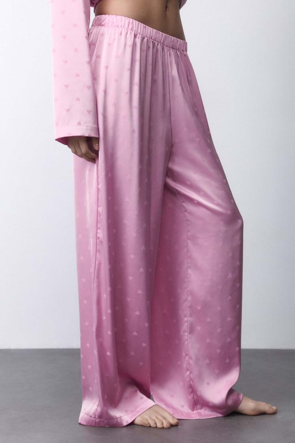 Брюки домашние атласные с сердечками - цвет розовый - 4