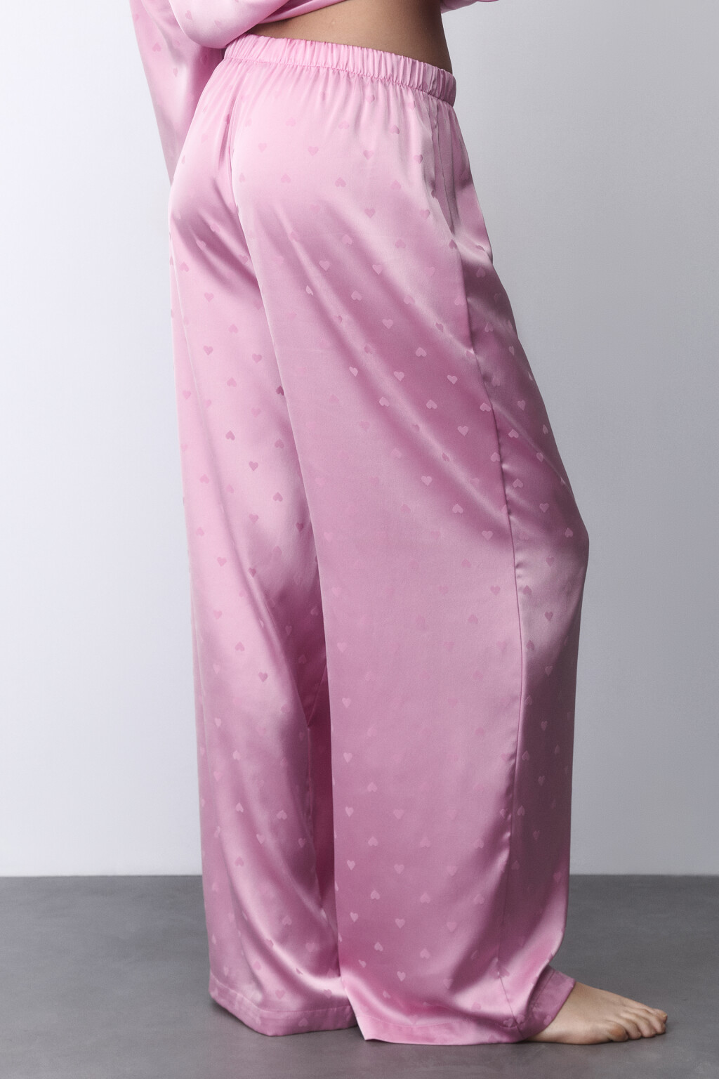 Брюки домашние атласные с сердечками - цвет розовый - 5