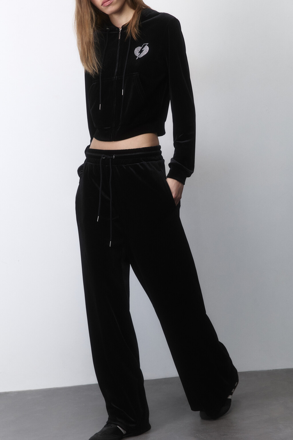 Брюки велюровые с принтом из страз - цвет черный - 3