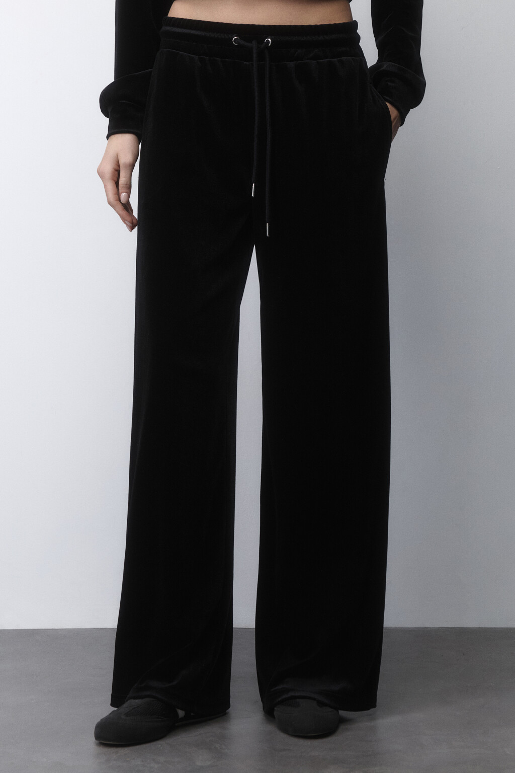 Брюки велюровые с принтом из страз - цвет черный - 4