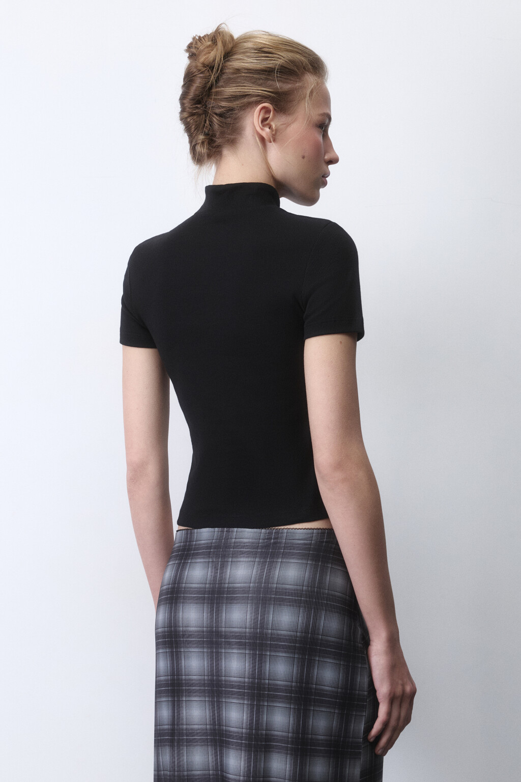 Футболка облегающая с воротником-стойкой - цвет черный - 4