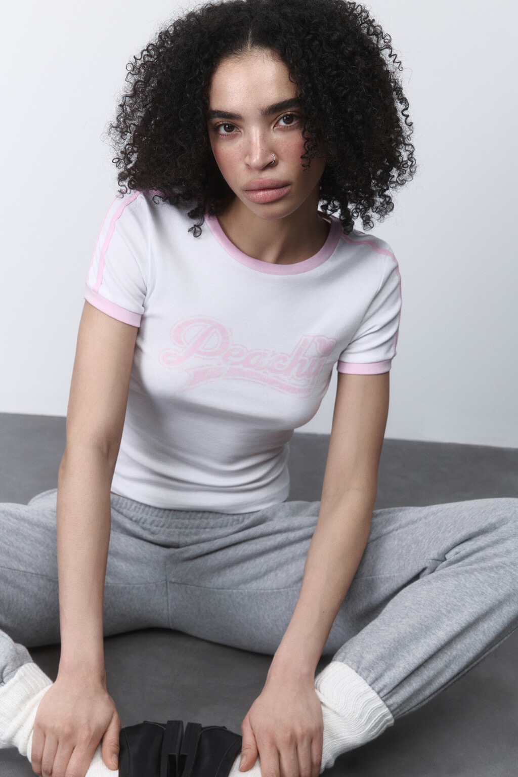 Футболка облегающая с лампасами и надписью - цвет белый - 1