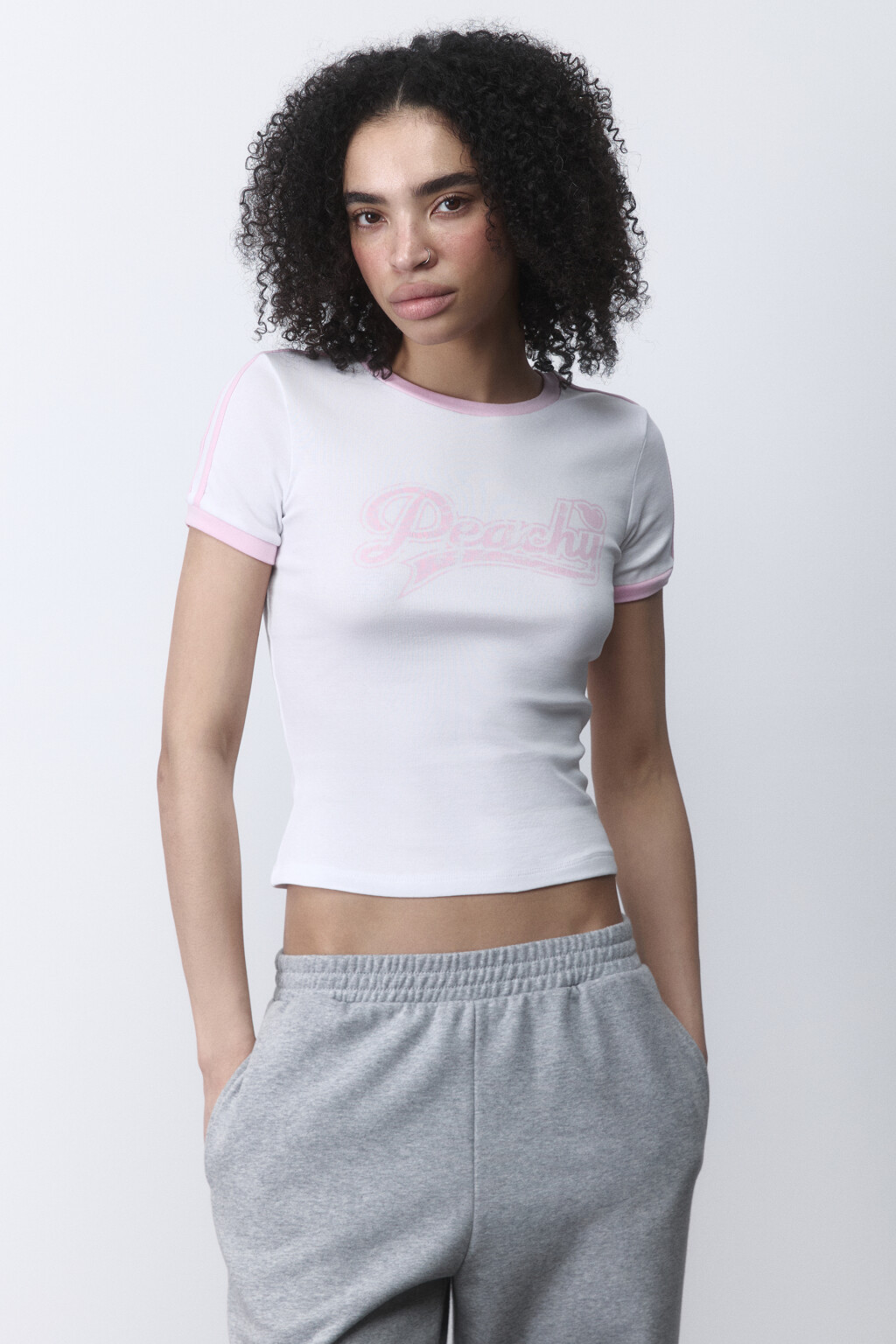 Футболка облегающая с лампасами и надписью - цвет белый - 2