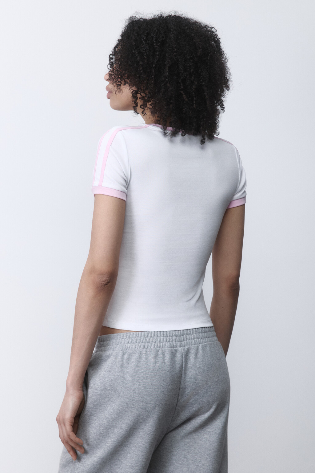 Футболка облегающая с лампасами и надписью - цвет белый - 3