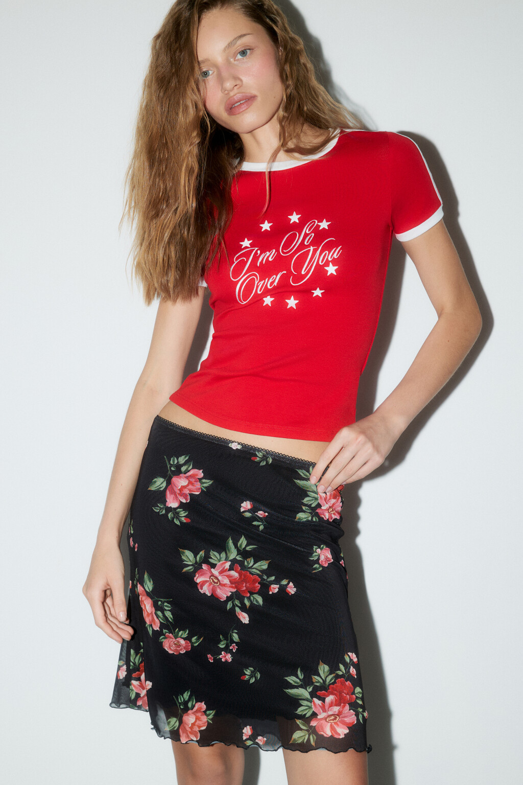 Футболка облегающая с лампасами и надписью - цвет красный - 1