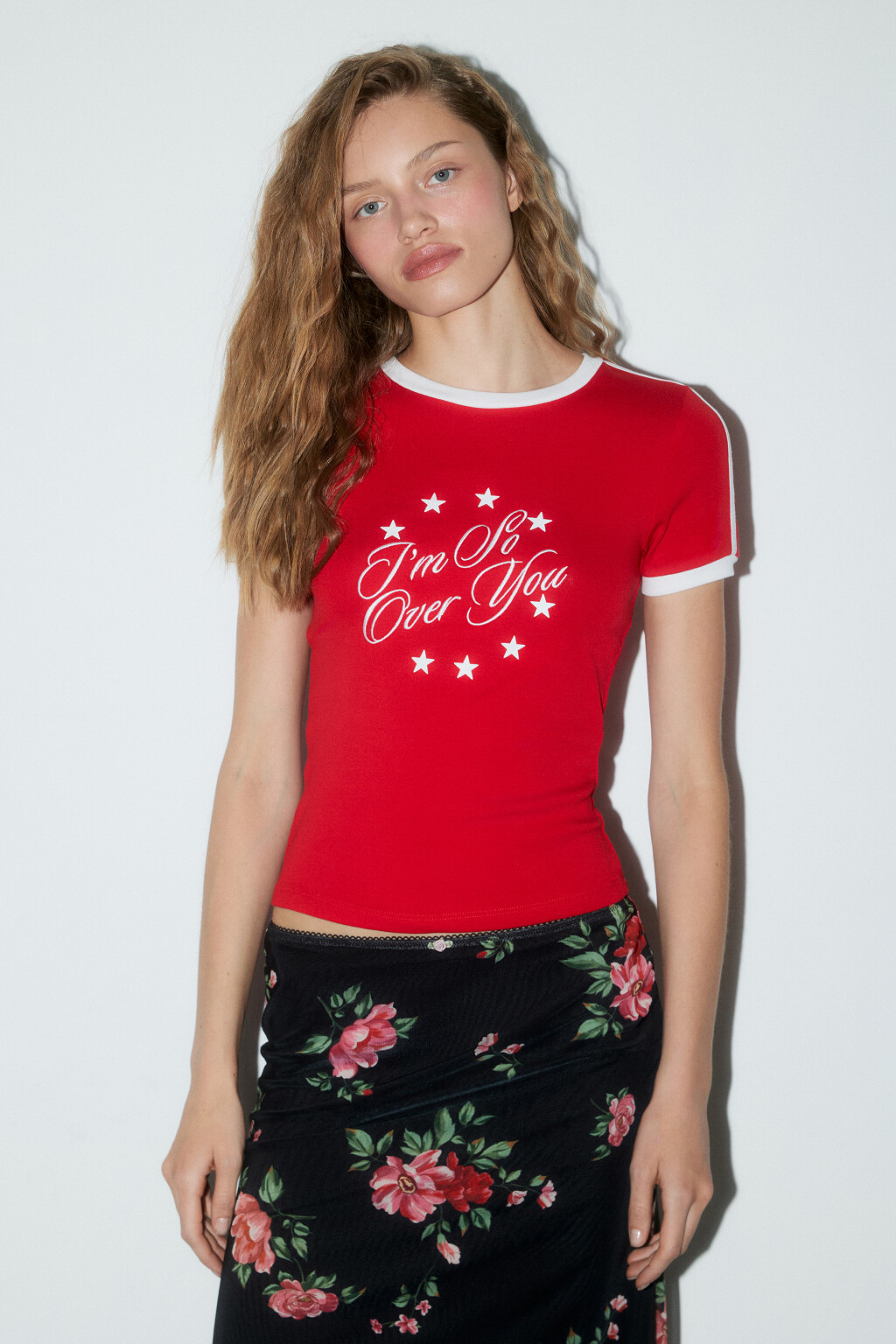 Футболка облегающая с лампасами и надписью - цвет красный - 2