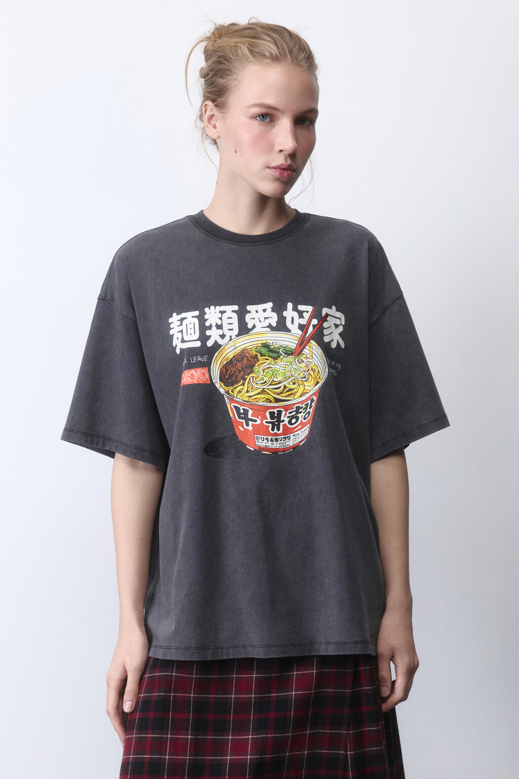 Футболка oversize с вареным эффектом и принтом - цвет серый - 2