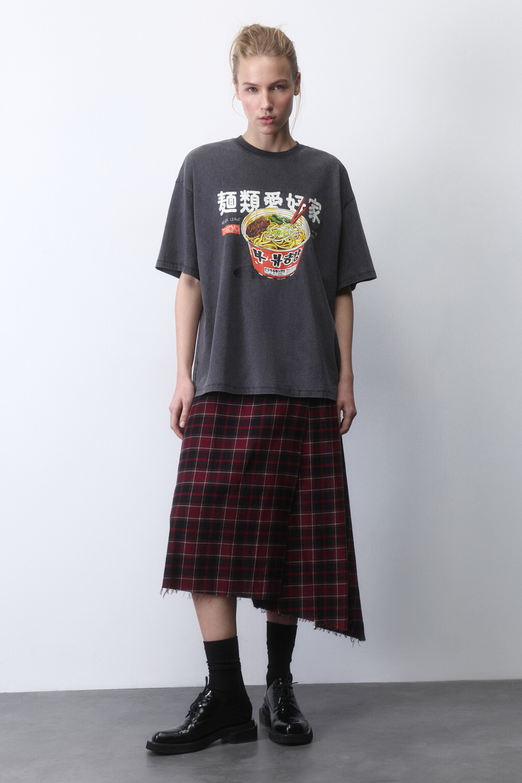 Футболка oversize с вареным эффектом и принтом - цвет серый - 5