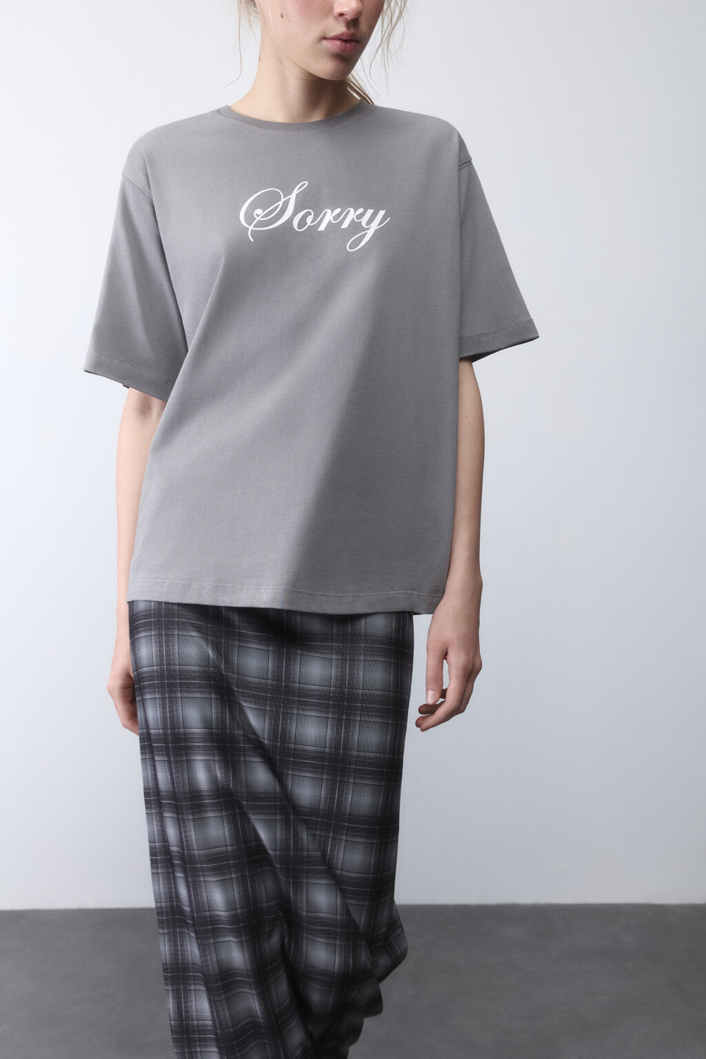 Футболка прямая хлопковая с принтом-надписью - цвет серый - 1