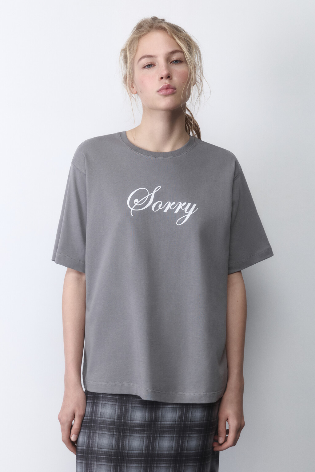 Футболка прямая хлопковая с принтом-надписью - цвет серый - 2