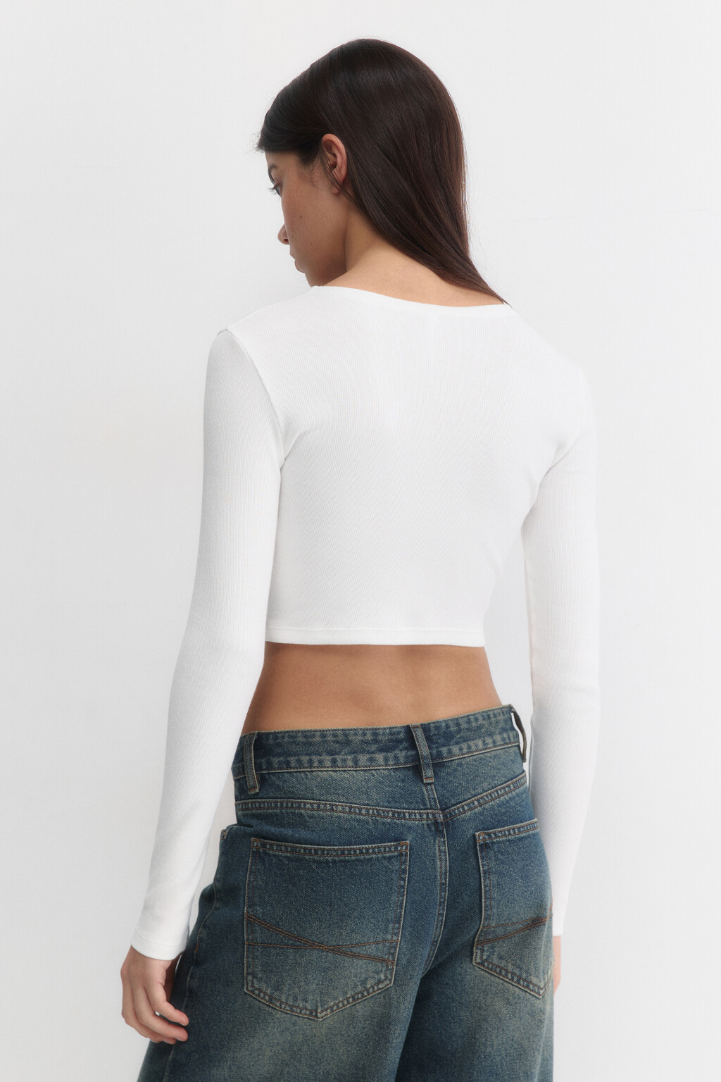 Лонгслив укороченный в рубчик - цвет молочный - 4