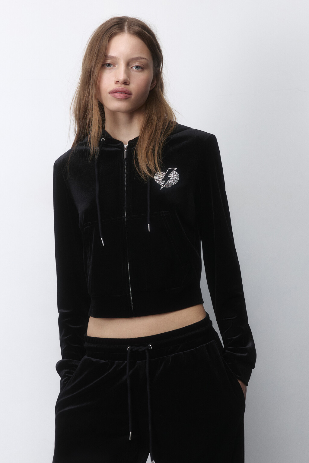 Толстовка велюровая с принтом из страз - цвет черный - 4