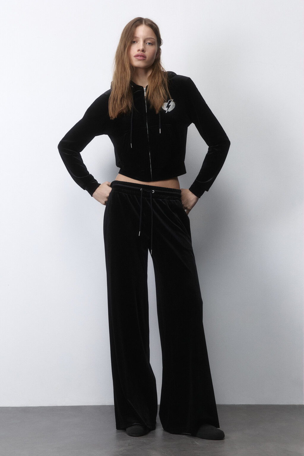 Толстовка велюровая с принтом из страз - цвет черный - 6