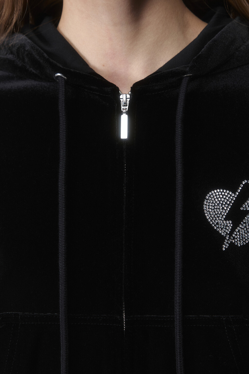 Толстовка велюровая с принтом из страз - цвет черный - 7