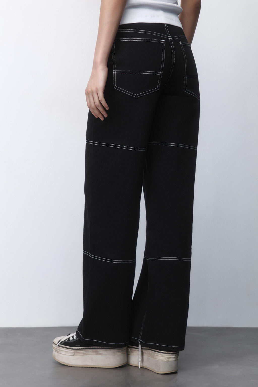 Джинсы широкие с контрастными швами - цвет черный - 4