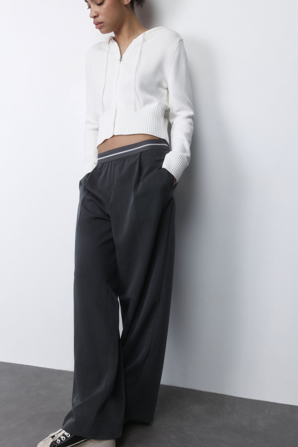 Брюки широкие костюмные с контрастным поясом - цвет серый - 1