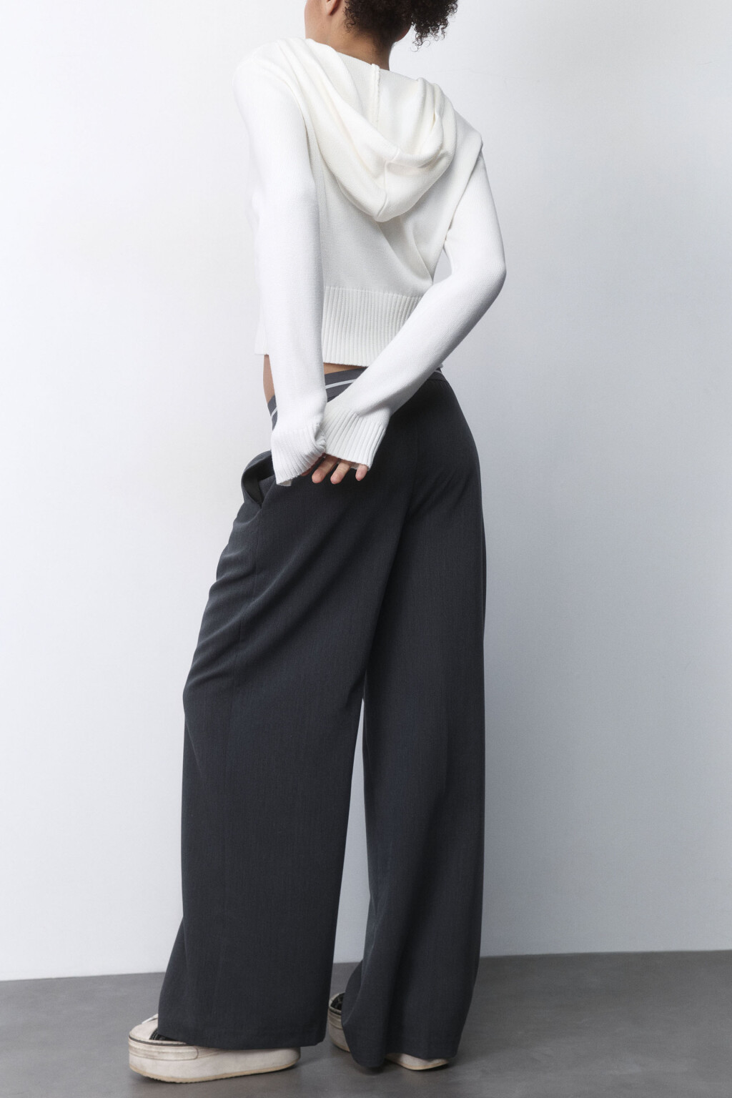 Брюки широкие костюмные с контрастным поясом - цвет серый - 2