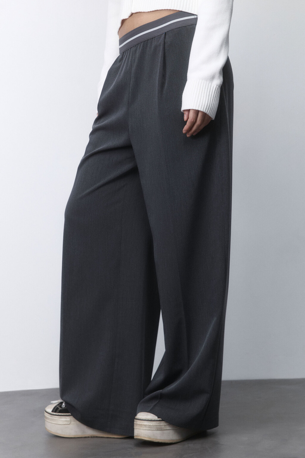Брюки широкие костюмные с контрастным поясом - цвет серый - 4