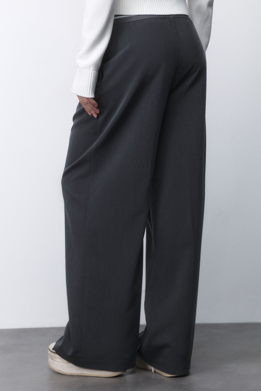 Брюки широкие костюмные с контрастным поясом - цвет серый - 5