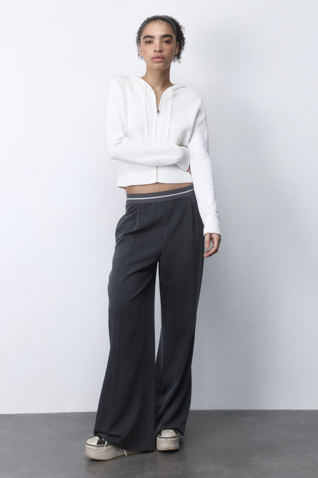 Брюки широкие костюмные с контрастным поясом - цвет серый - 6