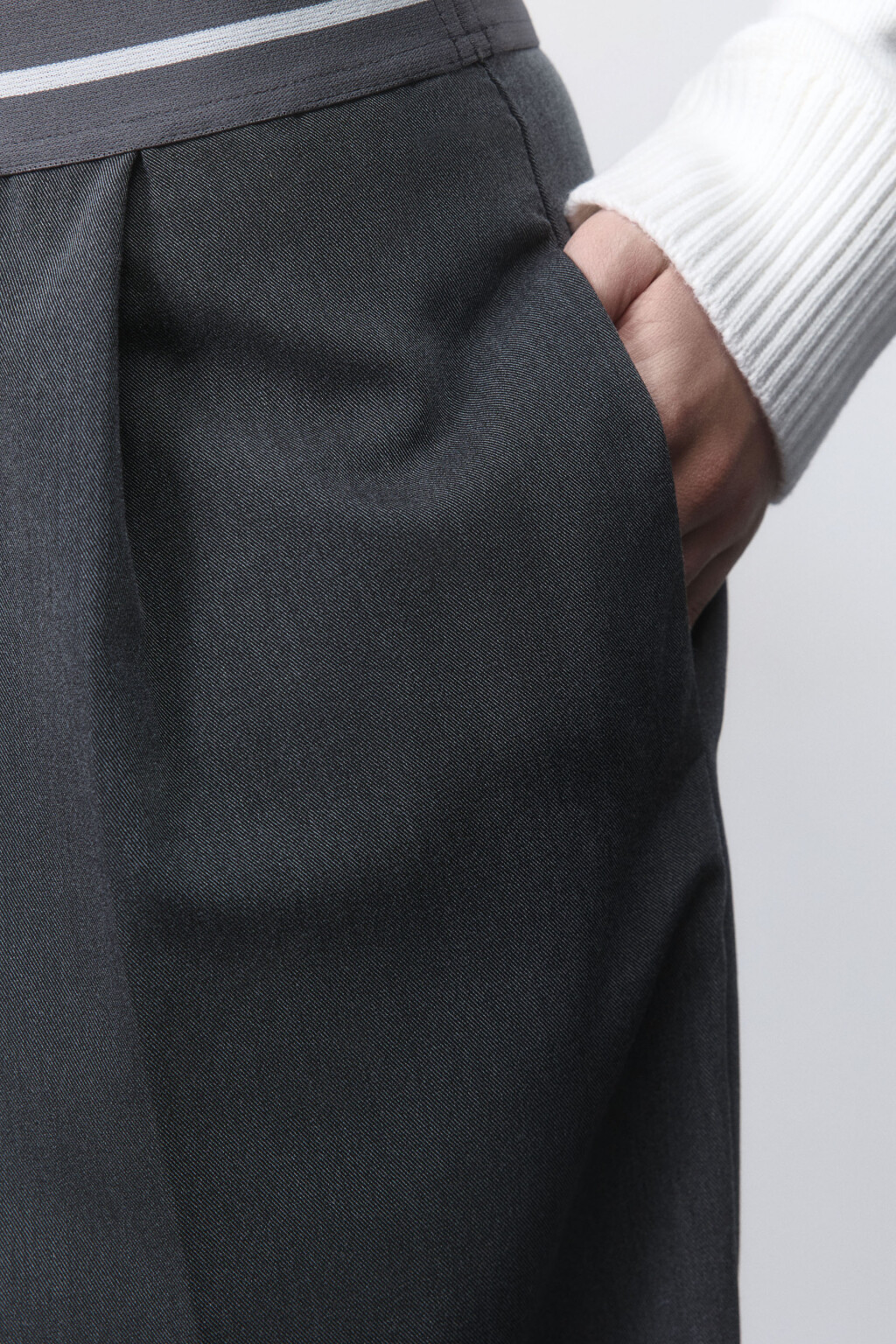 Брюки широкие костюмные с контрастным поясом - цвет серый - 8