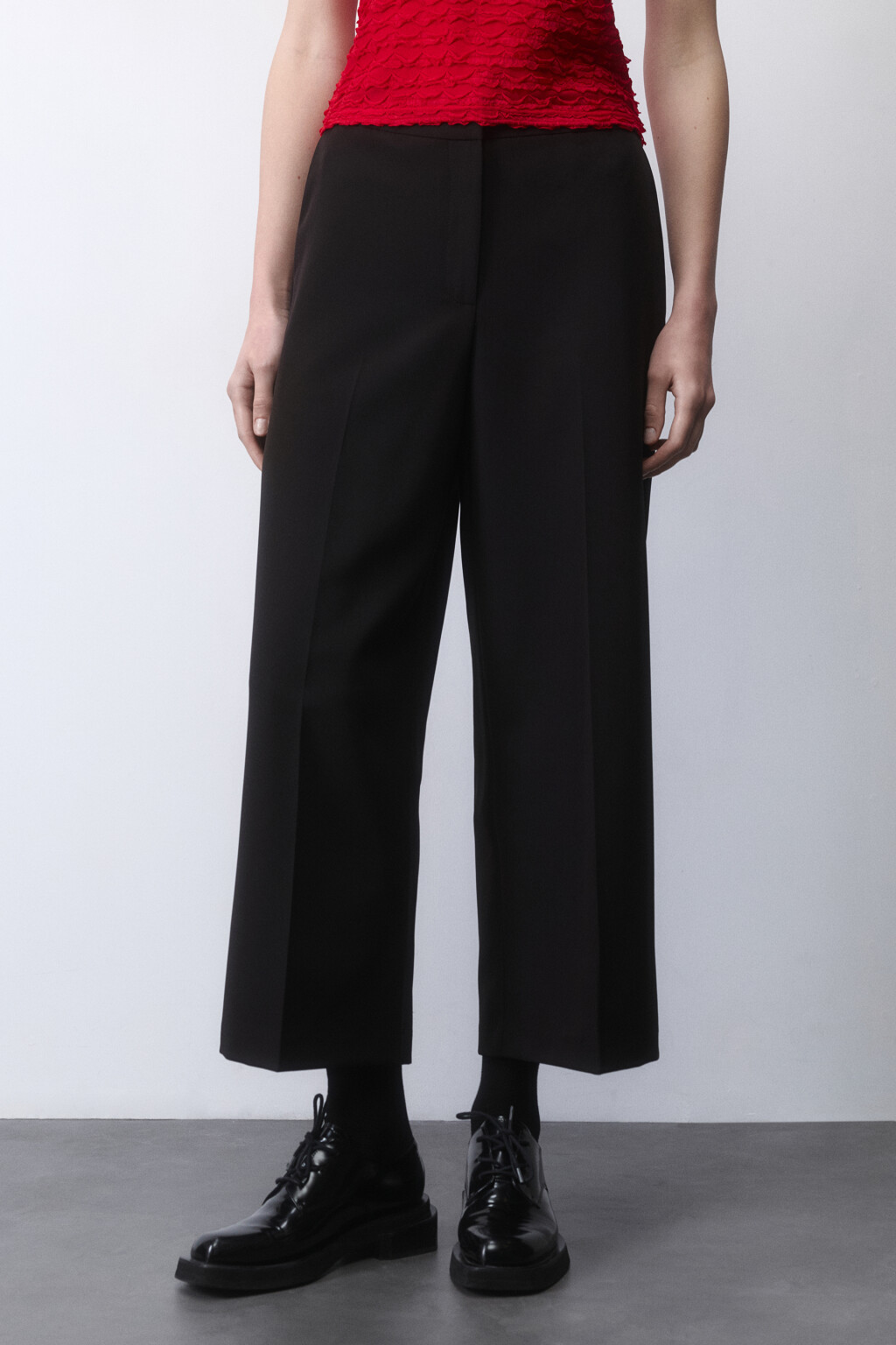 Брюки-кюлоты широкие костюмные со стрелками - цвет черный - 2