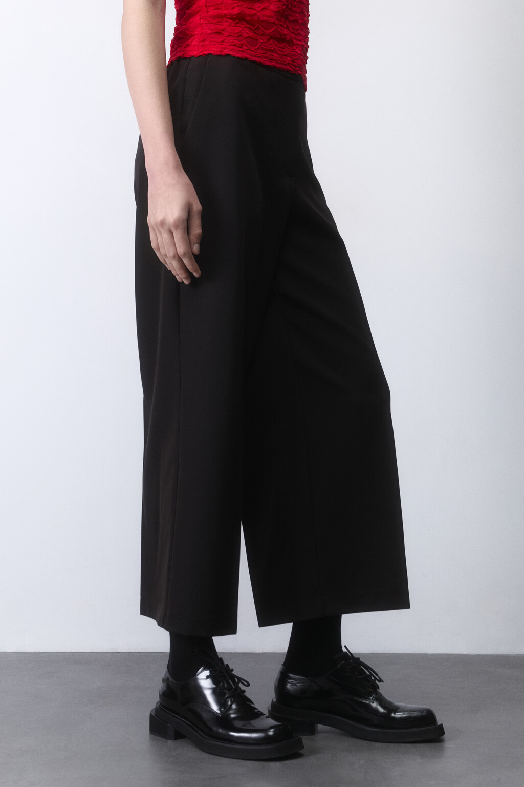 Брюки-кюлоты широкие костюмные со стрелками - цвет черный - 3