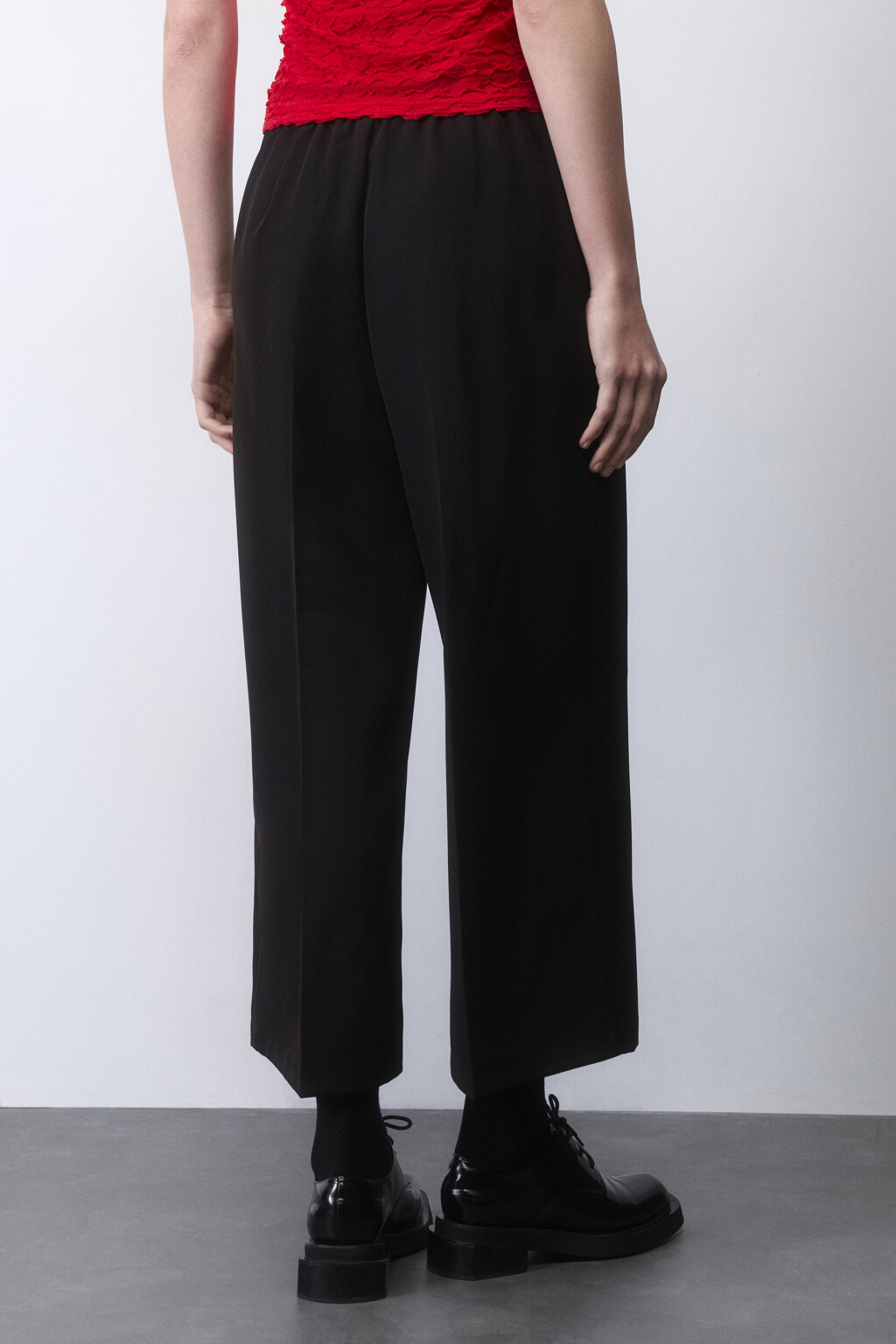 Брюки-кюлоты широкие костюмные со стрелками - цвет черный - 4