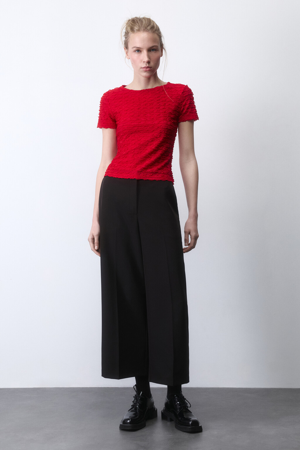 Брюки-кюлоты широкие костюмные со стрелками - цвет черный - 5