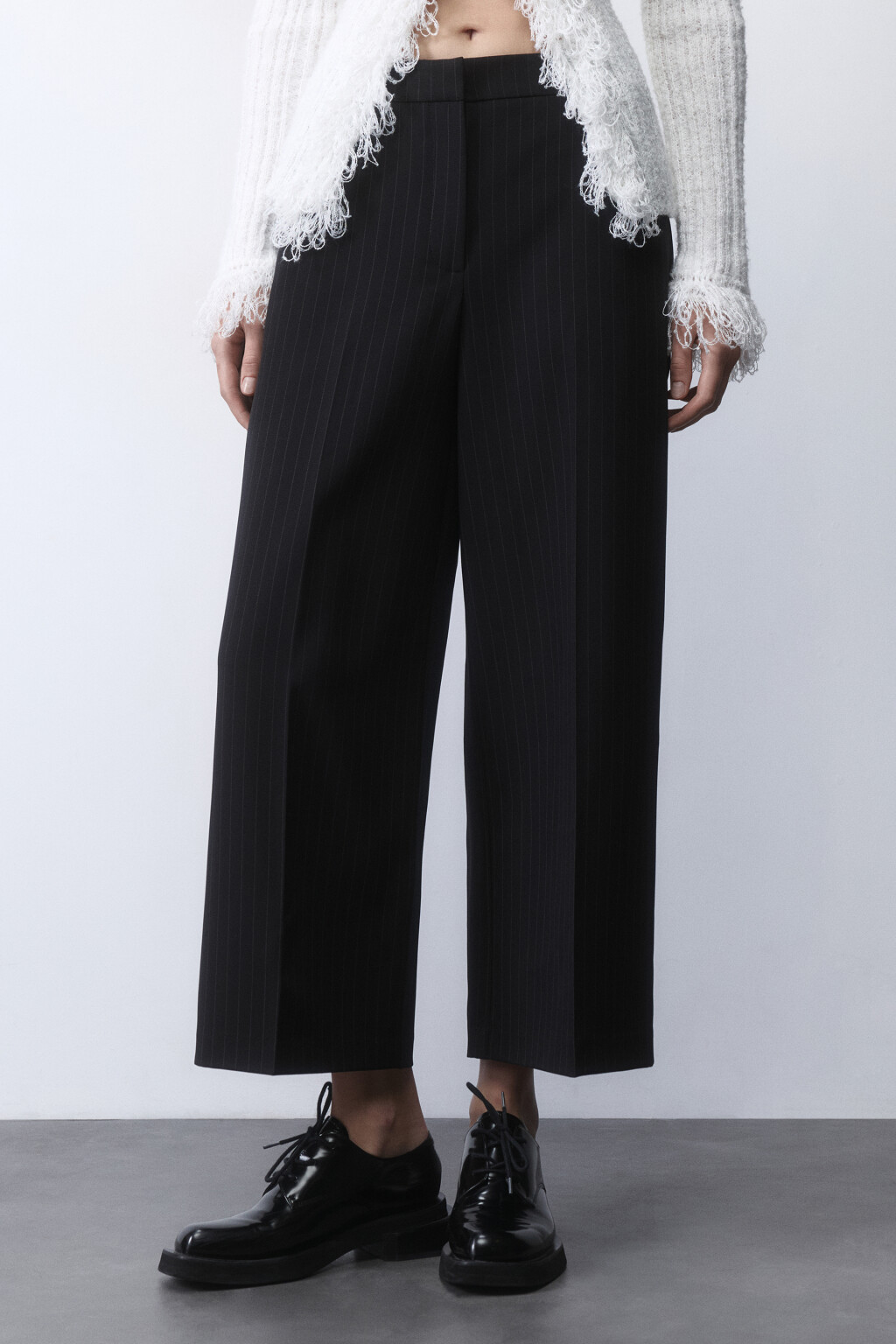 Брюки-кюлоты широкие костюмные со стрелками - цвет черный - 2