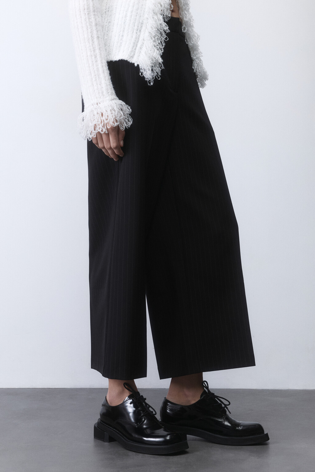 Брюки-кюлоты широкие костюмные со стрелками - цвет черный - 3