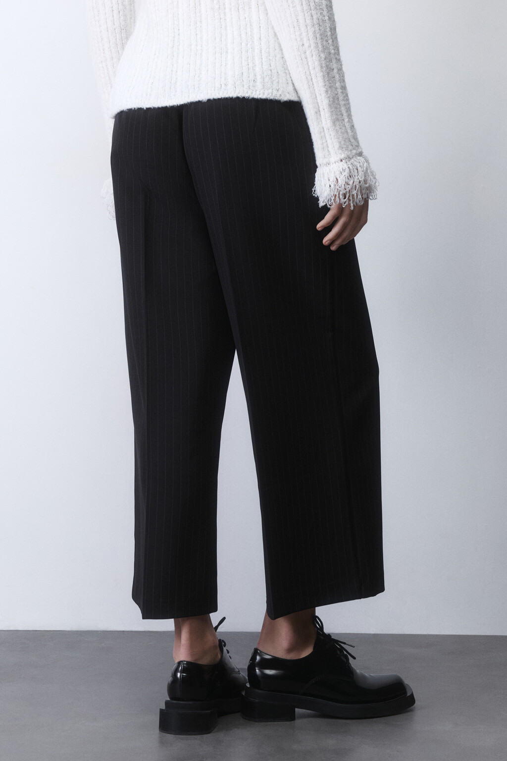 Брюки-кюлоты широкие костюмные со стрелками - цвет черный - 4